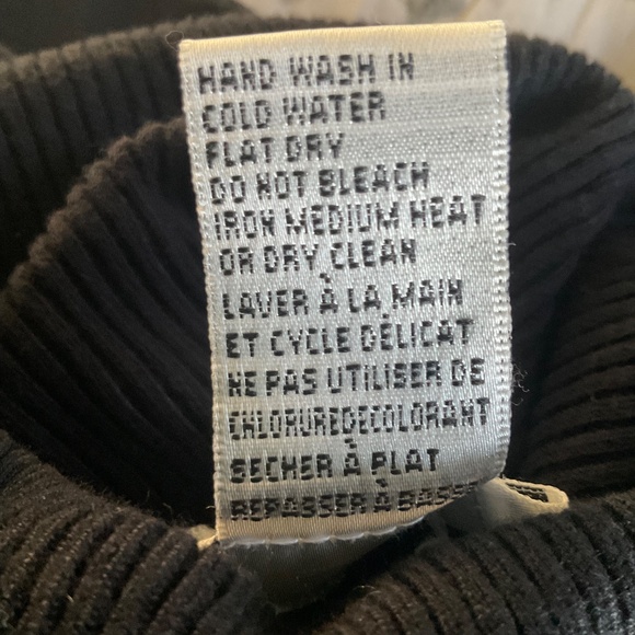 JOSEPH A. Classic Turtle Neck Sweater Black Medium - Picture 6 of 6